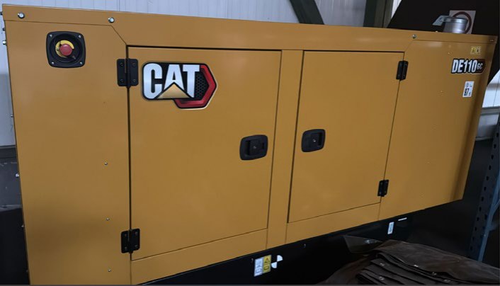 TECHNISCHE DATEN DES STROMAGGREGATS CAT 110GC Maximale Nennleistung 100ekW Minimale Nennleistung 100ekW Strategie für Emissionen und Kraftstoff Nicht reguliert Spannung 220 bis 480V Frequenz 60 Hz Geschwindigkeit 1800/min Arbeitszyklus Notstromleistung