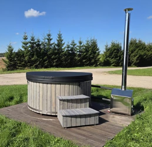 Jakuzzi Badefass mit Holzoffen Hydromassage Ausstattung: Fiberglaseinsatz, Fichtenverkleidung, Fichten-MIDI- Treppe, Hydromassage 6 Düsen 1,1 kW, 1x LED-Lampe, externer 24-kW- Ofen, 2 Stück Edelstahl
