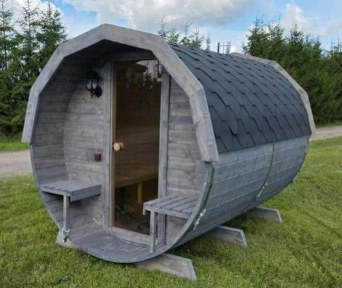 Runde Sauna mit Terrasse, 2,5 m lang. Terrasse 50 cm, mit zwei Bänken zum Sitzen und Abkühlen nach dem Saunagang. Die Länge der Saunakabine beträgt ca. 1,85 m. Zwei Holzliegen (Schwarzerle) für die Saunakabine